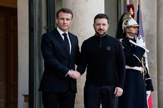 Os líderes franceses e ucranianos apertam as mãos em Paris